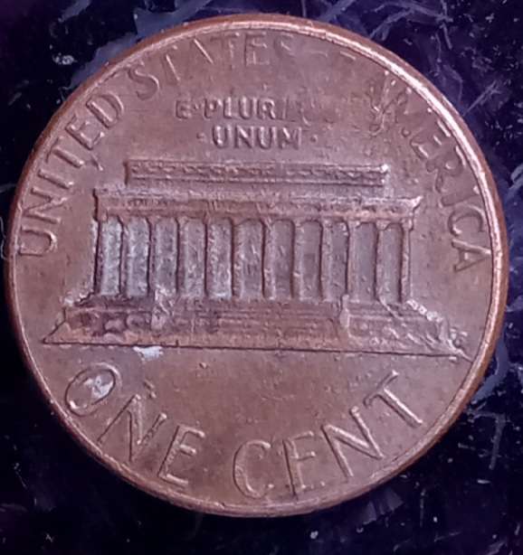 1985-P-1-Cent.-Struck-Through-Grease,-No-Rim-Near-Date.-Missing-Letters-On-Reverse.