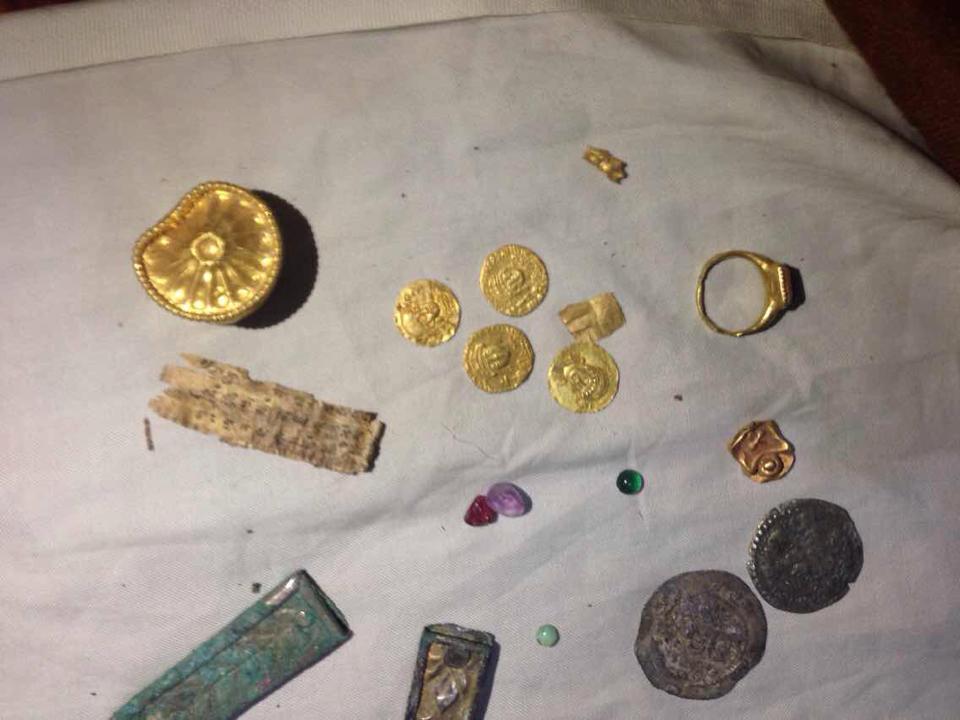 I-Hav-No-Ideea-What-I-Got,-First-Time-On-This-Forum-Coins,-Letter,-Ring