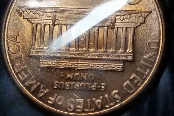 1990-Penny-With-A-Thick-Line-On-Observe.