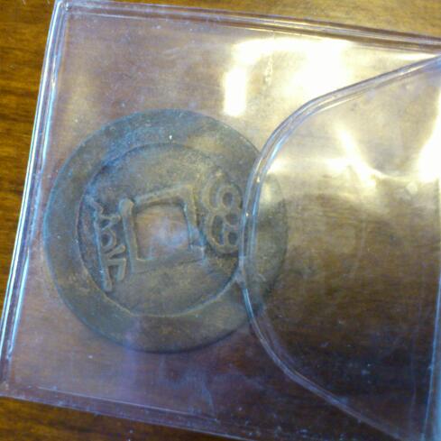 10-Yen-Note-And-Coin-With-Square-Hole.
