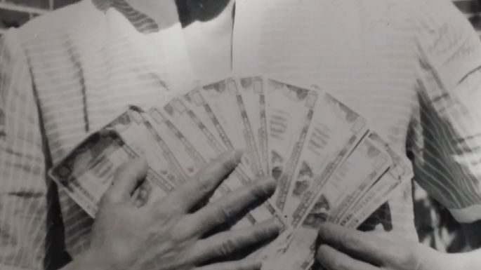 Awesome-1944-Photo-Of-$100-Bills