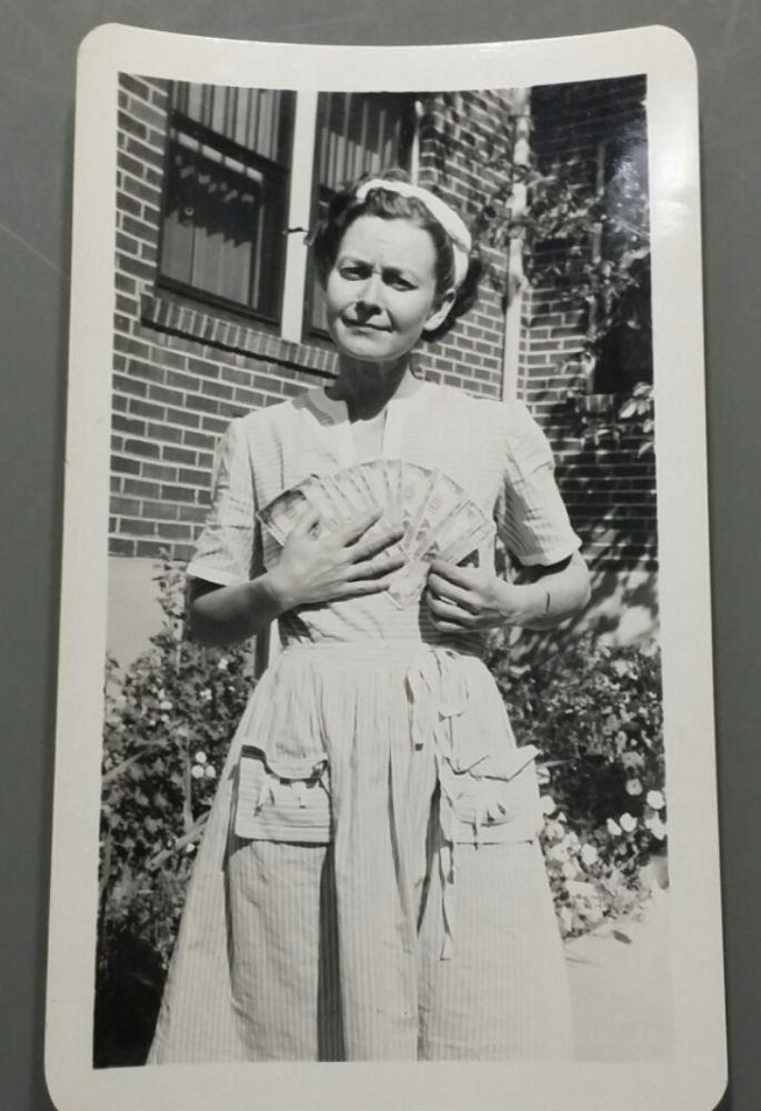 Awesome-1944-Photo-Of-$100-Bills