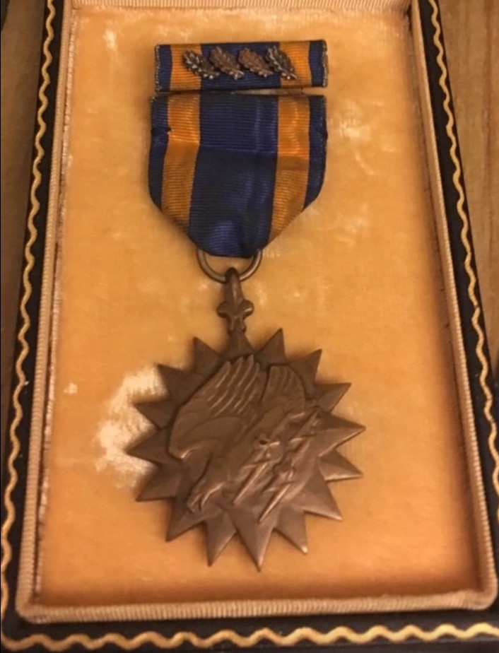 WW2-Air-Medal-With-13-Oak-Leaf-Clusters!