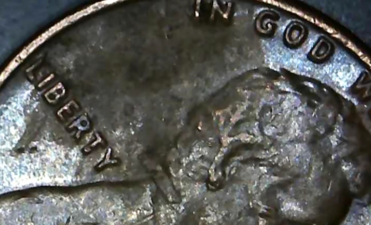 1982-D-Lincoln-Memorial-Cent-Embedded-Struck-Thru/-Struck-In-/-Possible-Multi-Struck
