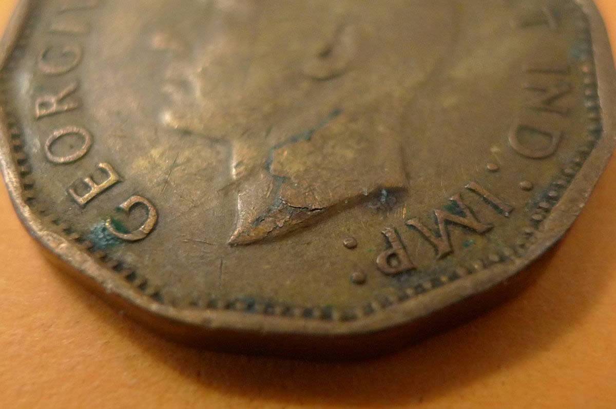 1943-Canada-,5-Cents--Tombac,-Lamination-Error.
