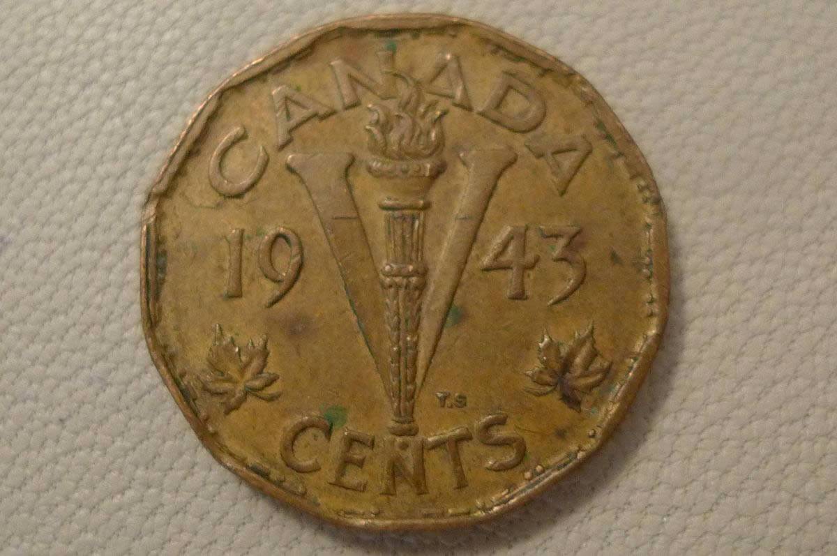 1943-Canada-,5-Cents--Tombac,-Lamination-Error.