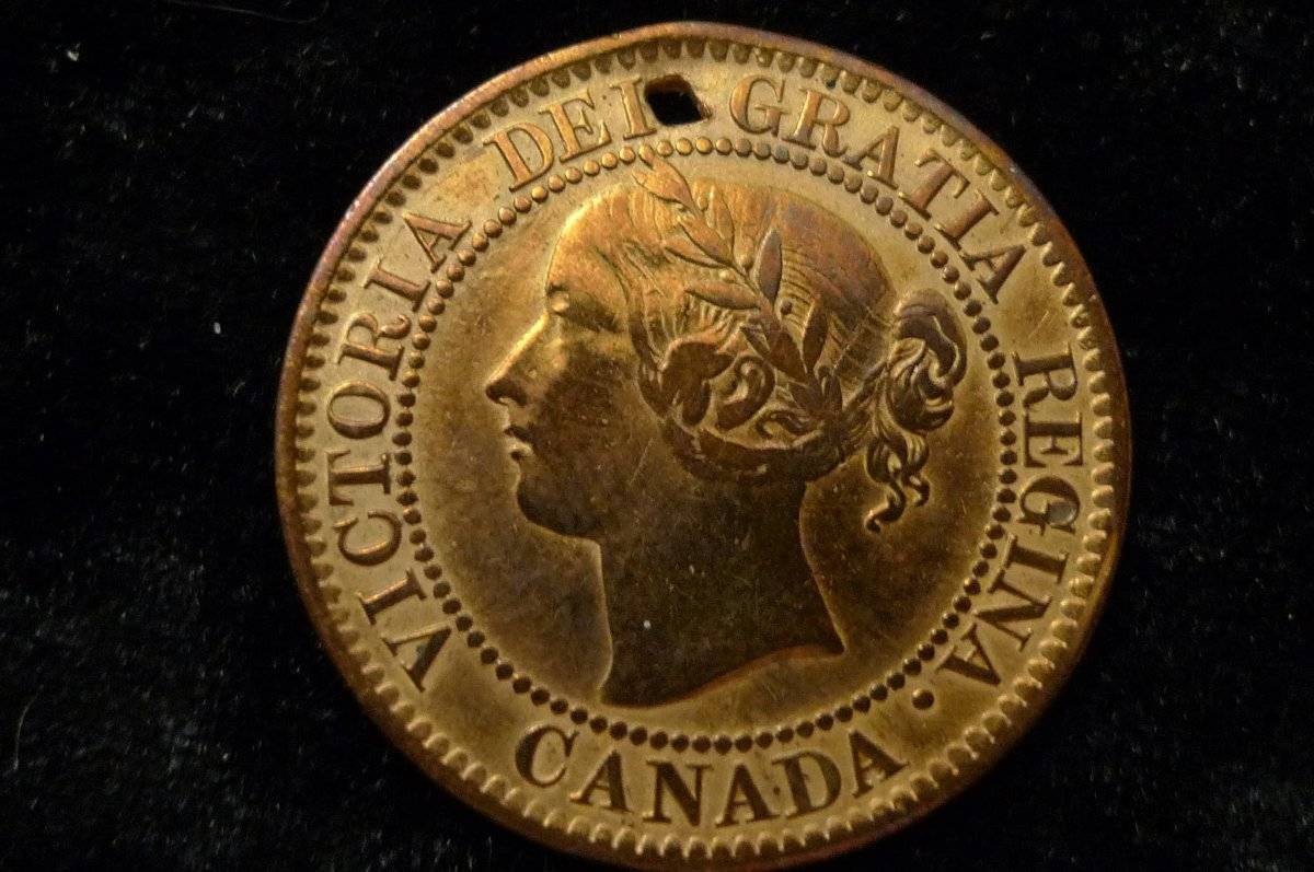 Post-A-Coin-Or-Medal-With-A-Die-Crack!