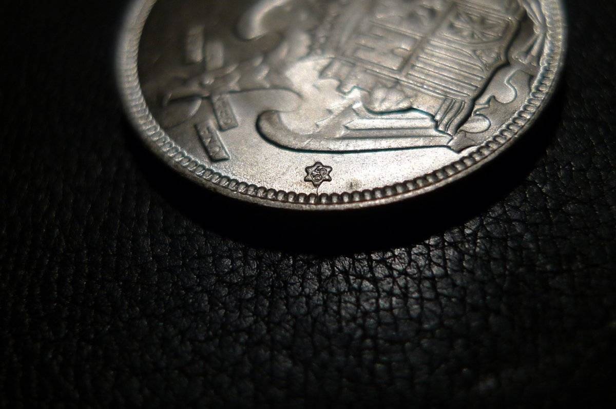 Post-A-Coin-Or-Medal-With-A-Die-Crack!