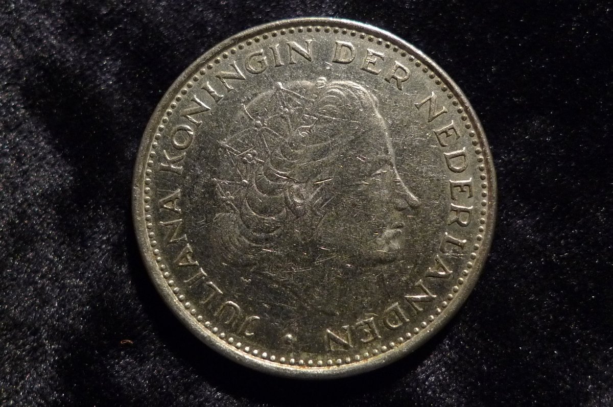 Post-A-Coin-Or-Medal-With-A-Die-Crack!