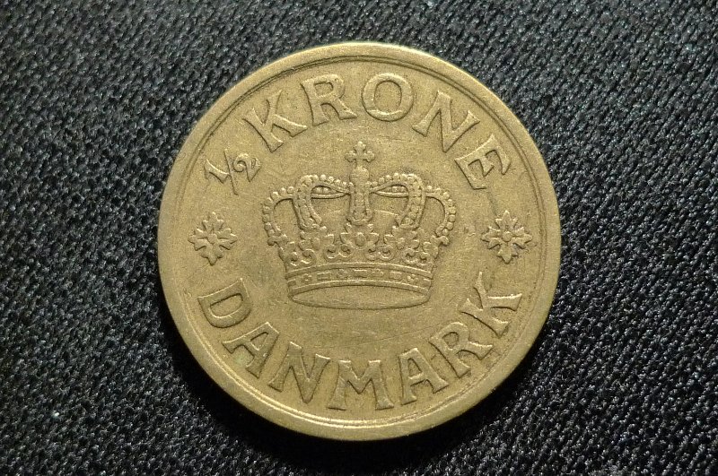 Post-Your-Coins-With-Coats-Of-Arms,-Shields,-Crests,-Crowns,--Etc.