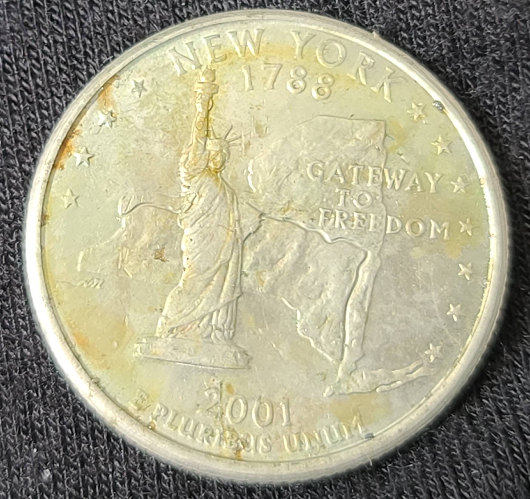 2001-P-New-York-Quarter-Line-Down-Center-Of-Rim?