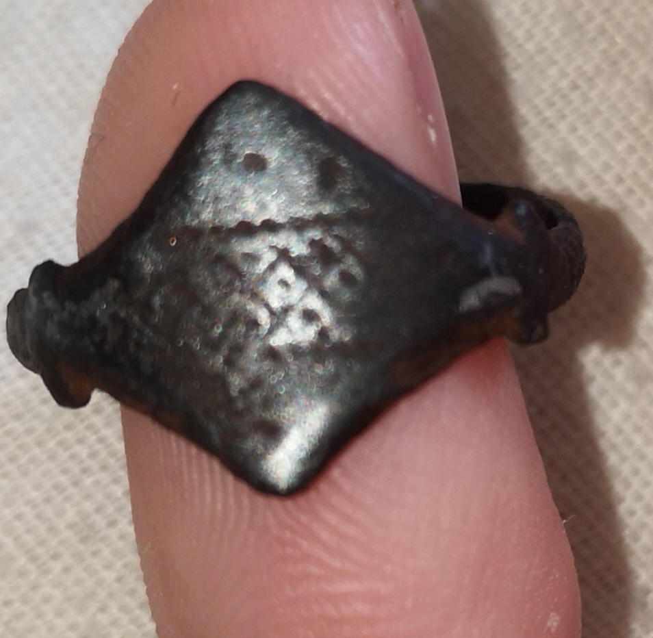 Is-This-Roman?-My-First-Attempt-At-Cleaning-A-Very-Encrusted-Ring!!
