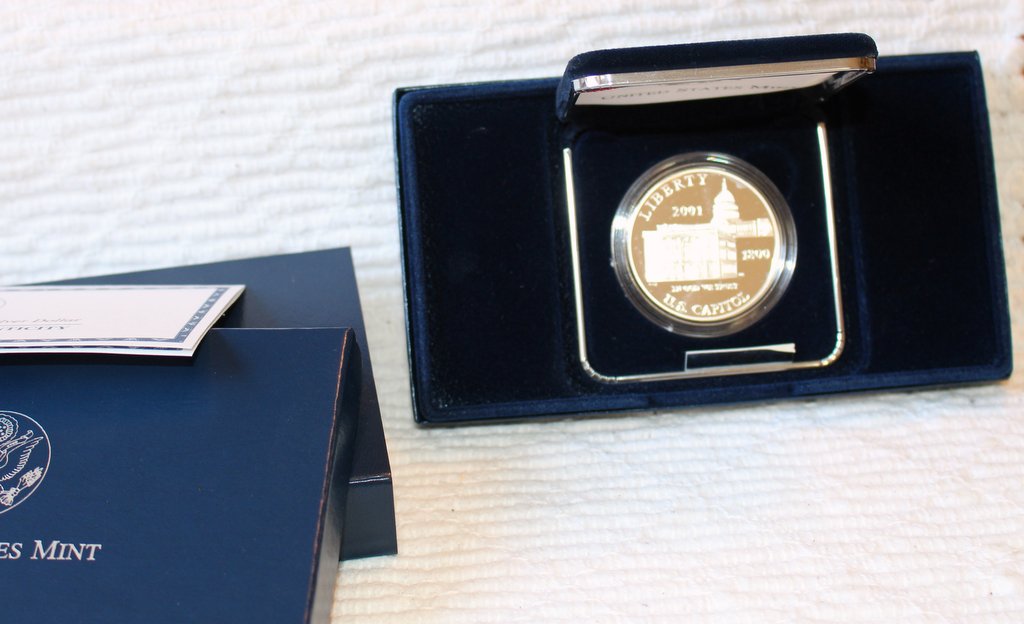 2001-P-US-Capitol-Commemorative-Dollar