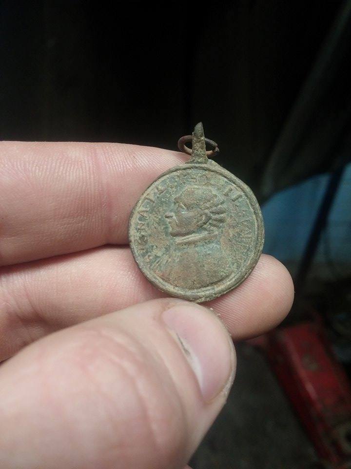 Unknown-Medal