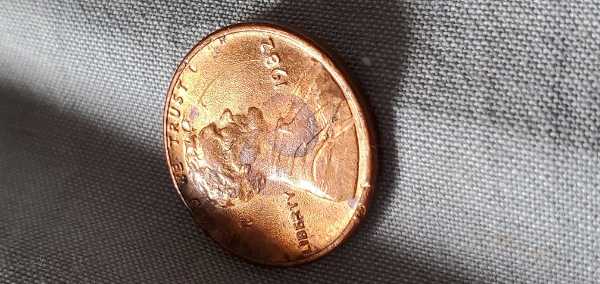 HI-I-Need-Help-With-A-1982-Small-Date-Penny-Possible-Floating-Mint-Mark