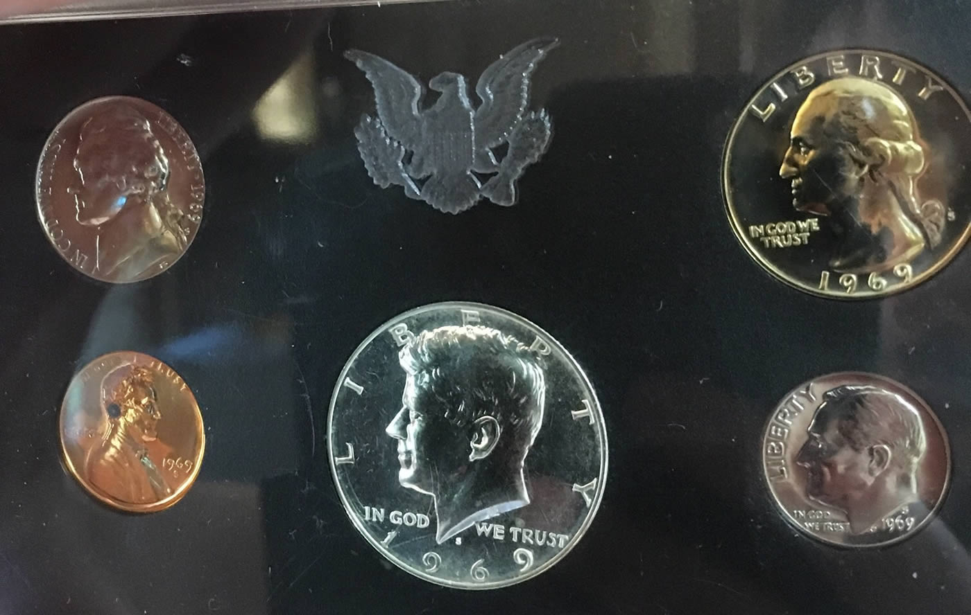 1969-S-Mint-Set-With-Gold-Toned-Quarter