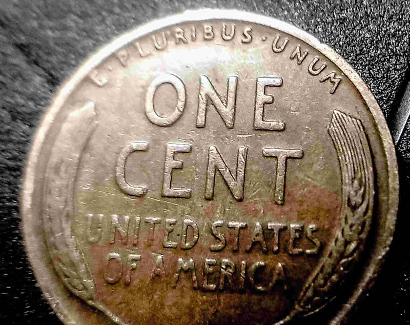 1934-D-Wheat-Penny,-Odd-Bowtie,-Missing-Area-In-Armpit,-And-T-In-Cent-Shado