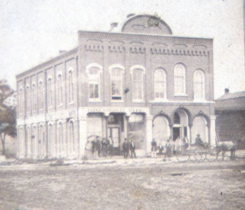 Old-Picture-Of-The-First-National-Bank-Of-Oskaloosa,-Iowa