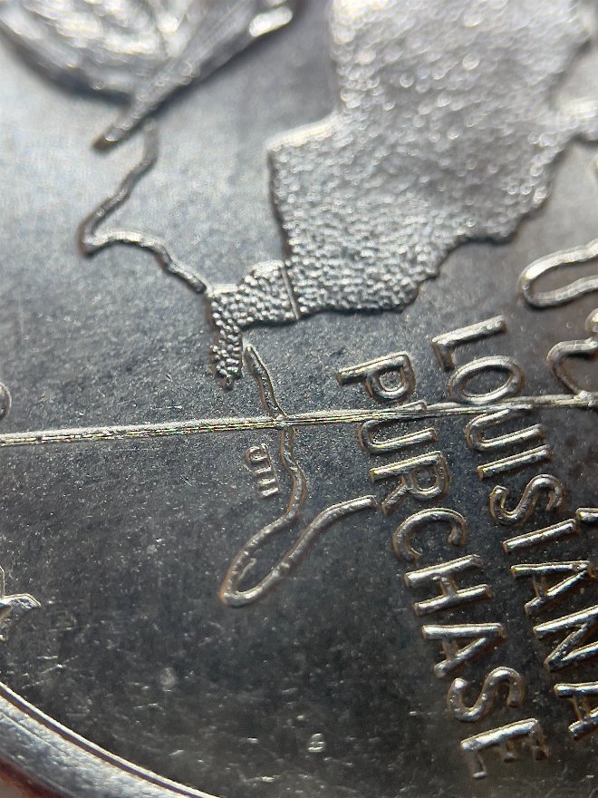2002-D-Louisiana-Quarter---Weird-Line