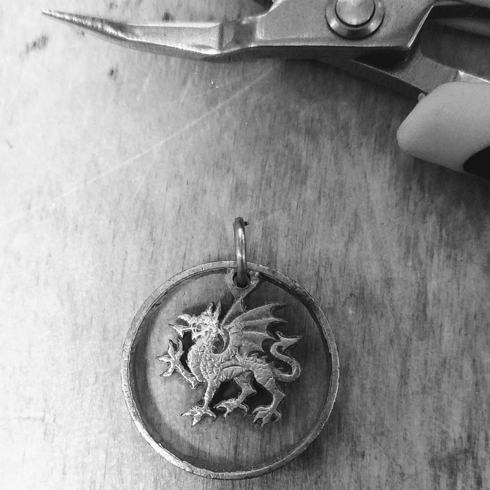 Enter-The-Dragon.-British-Pound-Metal-Detecting-Find