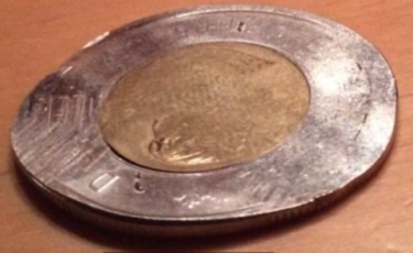 2005-Toonie....mint-Error?-Very-Weird.