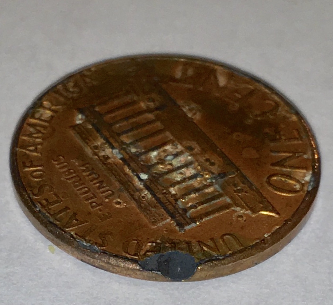 Strange1983-Lincoln-Cent.the-Rim-Is-Broken-With-Copper-Dots-On-Reverse
