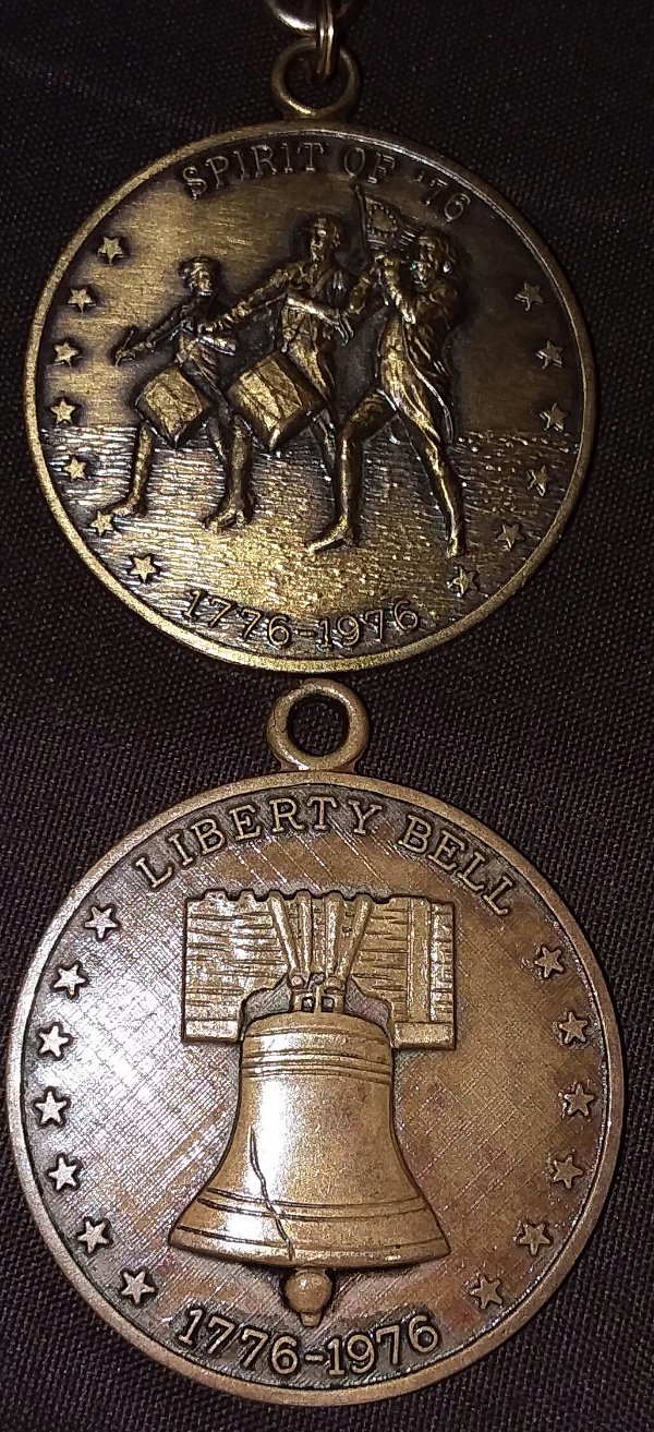 Bicentennial-Commemorative-Medallion/Coin.-I-Must-Be-Doing-Something-Wrong!