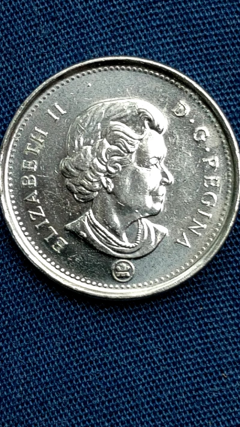 First-Dot-Coin-IV-Found.-Dot-Above-Queen's-Hair.-Is-This-Considered-An-Erro