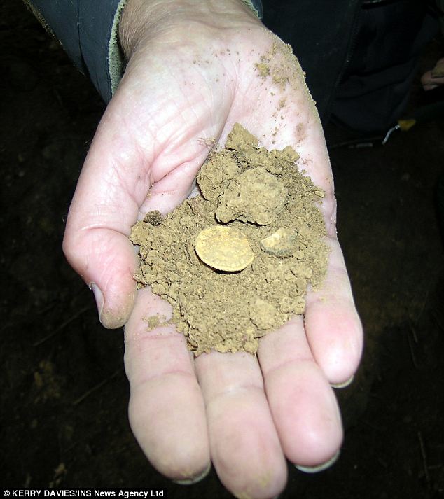 1700-Year-Old-Coin-Found-20-Mins-After-Buying-Dectector-Wow!