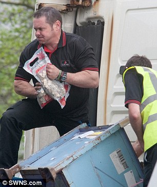 Lorry-Spills-Its-Load-Of-�1million-In-Coins-&-Notes-Omg!!