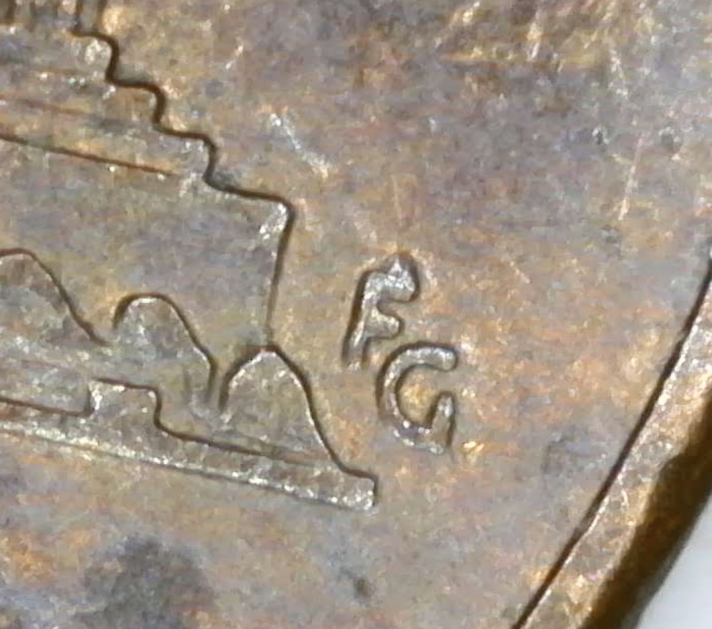 2004-D-LMC-Need-Help-Identifying-Die-Issue---Pronounced-Line-Connects-N-In-Unum-To-Roof