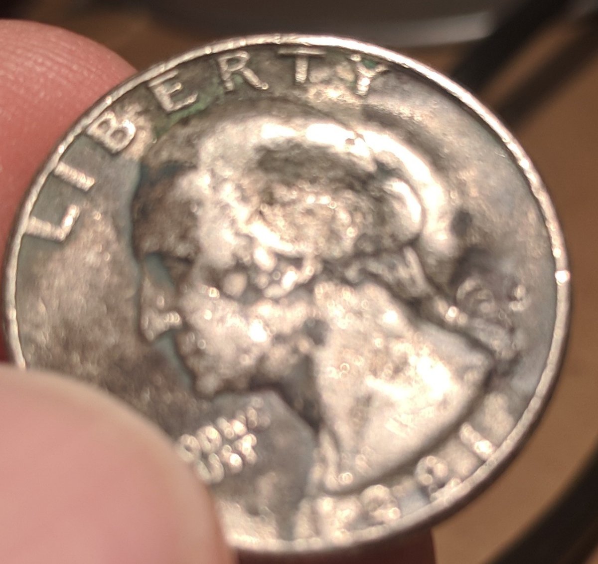 1981-Quarter-W/-Issue,-Extra-Metal,-Striking-Error?