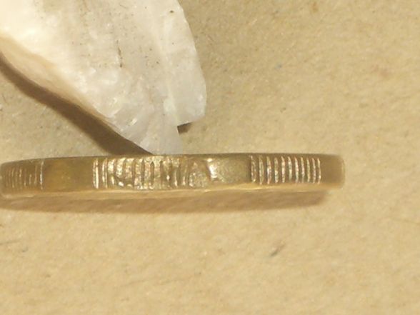 Odd-Looking-Australian-1984-$1.00-Coin