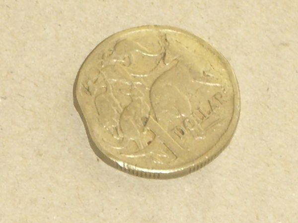 Odd-Looking-Australian-1984-$1.00-Coin
