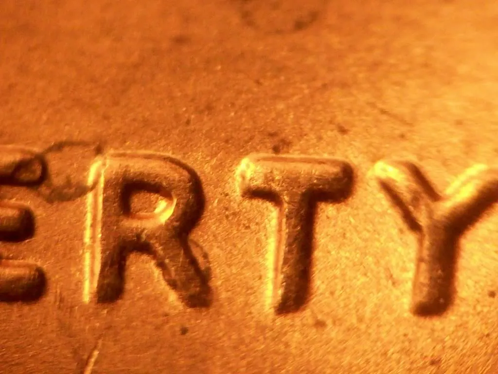2006-P-Lincoln-Memorial-Cent-Notches?-Something-Behind-Ear.