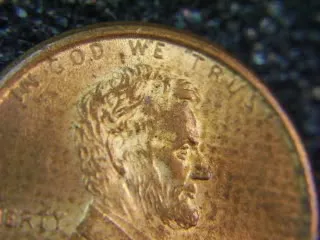 2000-Lincoln-Memorial-Cent-Stuck-Through-Cloth?