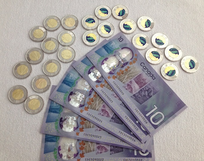 2017-Glow-In-The-Dark-Toonie-And-Colourized-Quarter-Will-Be-In-Circulation