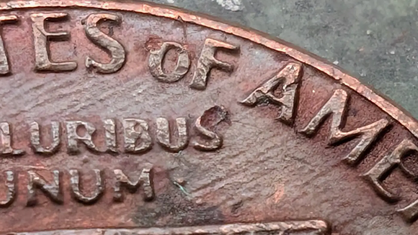 1983-D-Penny-With-Unusual-Strike-Error-On-Reverse--See-The-'S'-In-Pluribus
