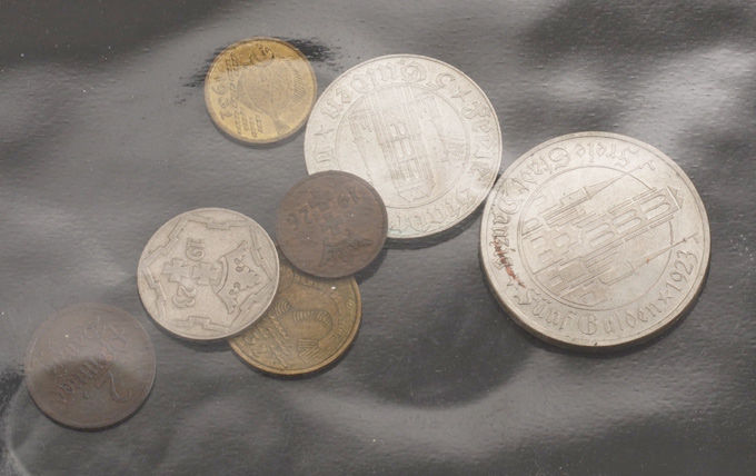 A-Pictoral-Genuine-/-Fake-Coin-Comparison-Of-A-1923-Danzig-5-Gulden-Coin.