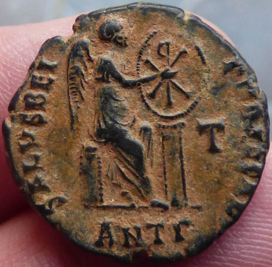 Strange-Or-Not-The-Inscription-On-One-Coin-The-P-Is-The-Wrong-Way-Round?