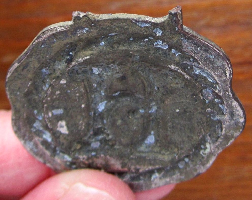 Capital-H-Scalloped-Edge-Medallion