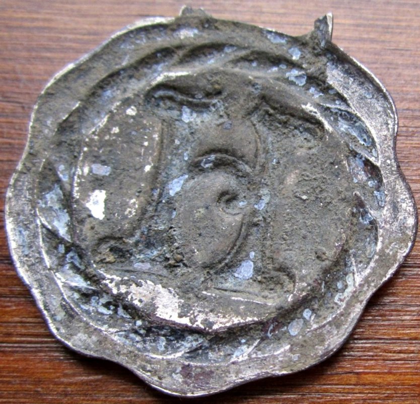 Capital-H-Scalloped-Edge-Medallion