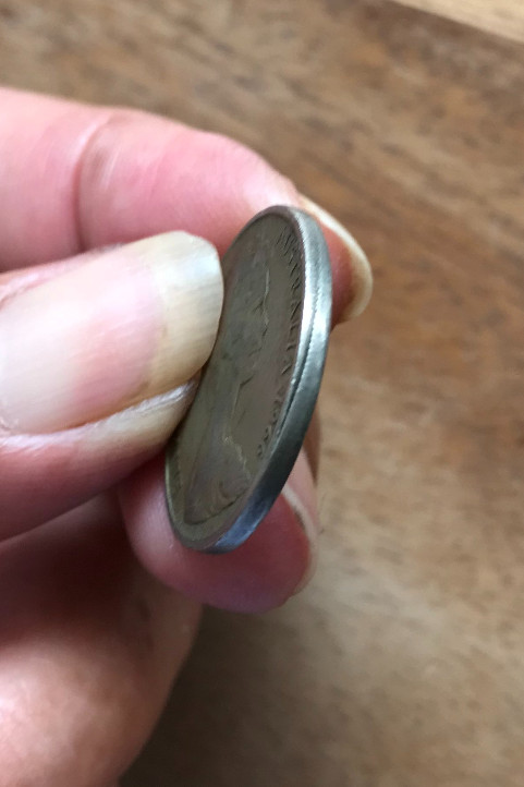 Split-In-Collar-On-Australian-1966-10-Cent-Coin?