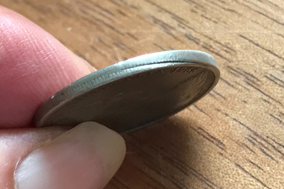Split-In-Collar-On-Australian-1966-10-Cent-Coin?