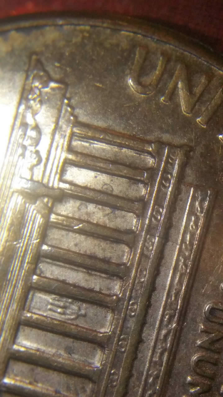 '07-D-Penny;-Interesting-Feature-W-Of-Lincoln's-Right-Leg