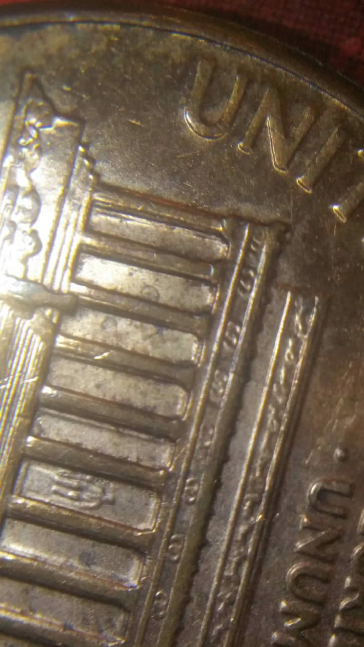 '07-D-Penny;-Interesting-Feature-W-Of-Lincoln's-Right-Leg