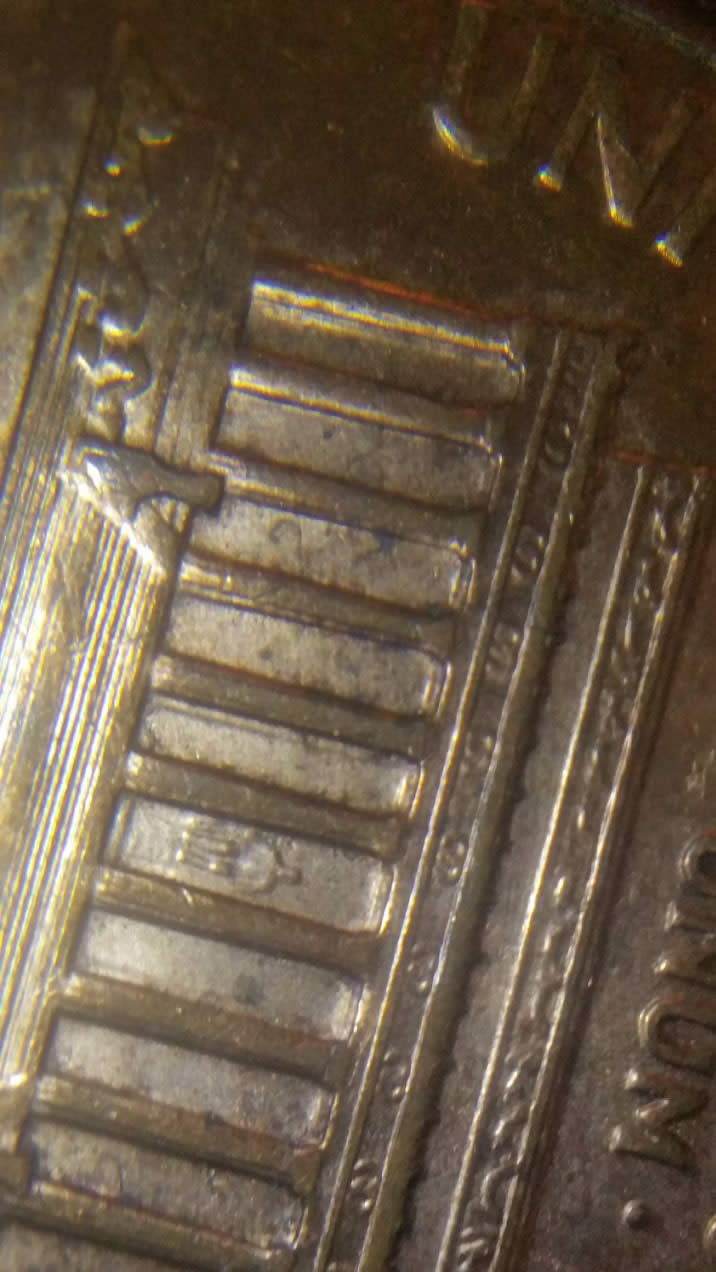 '07-D-Penny;-Interesting-Feature-W-Of-Lincoln's-Right-Leg