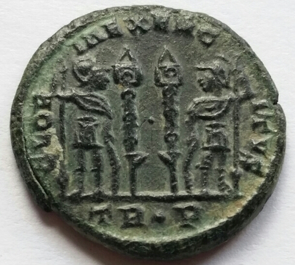 Constantine-I-Gloria-Exercitvs-2-Standards,-Wrong-Standard-Type?