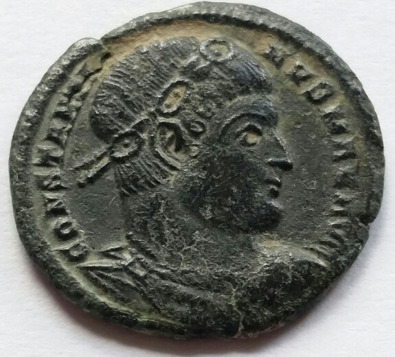 Constantine-I-Gloria-Exercitvs-2-Standards,-Wrong-Standard-Type?