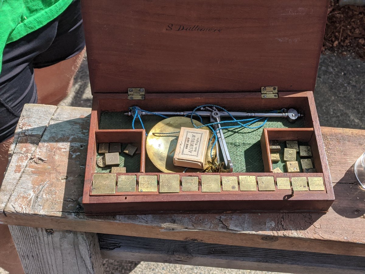 Old-Banker's-Scale-With-Weights-For-Doubloon-And-Other-Denominations